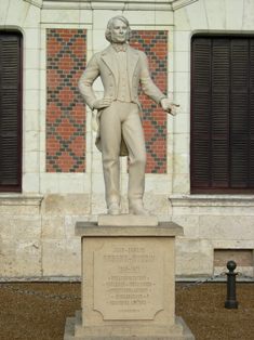 Houdin statue at blois.jpg